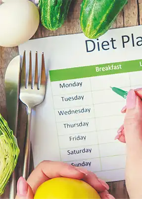 A combined weight management and
breastfeeding plan helps new mothers
achieve healthy weight loss while ensuring
optimal nutrition for their baby